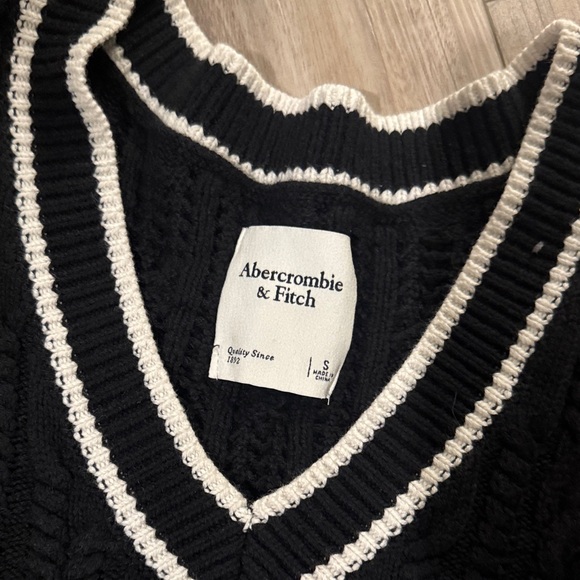 Abercrombie & Fitch Black and Cream V-Neck Sweater Vest - Picture 2 of 2